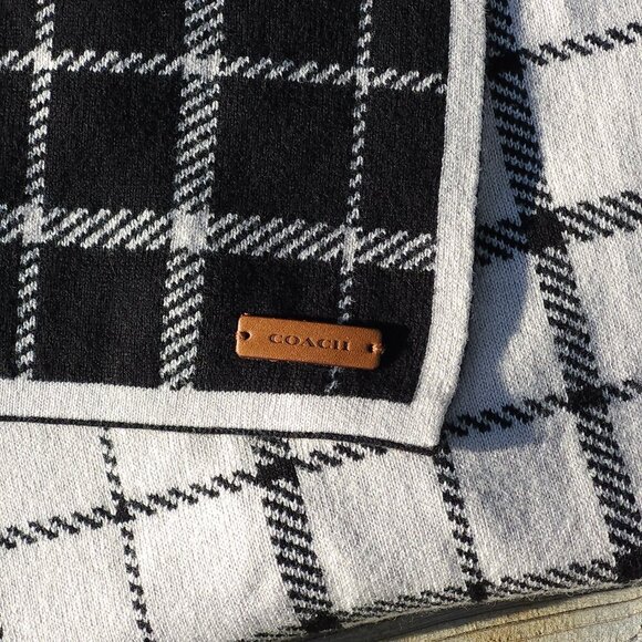 BEAUTIFUL COACH New York Wrap Scarf Double Sided Black and Beige Cold Weather - Picture 2 of 9